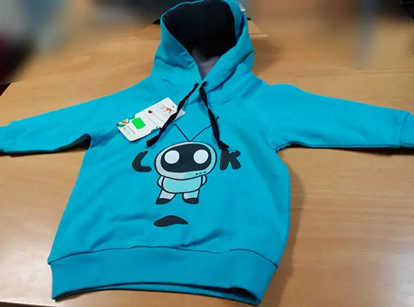 Foto aus der offiziellen Meldung: CAN GO CAN GO Robot 232 Kinderpullover — Risiko: Strangulierung