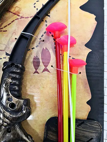 Foto do aviso oficial: YOU SHENG DA THE PIRATES - Power weapons Arco de brinquedo e conjunto de flechas — risco: Engasgamento