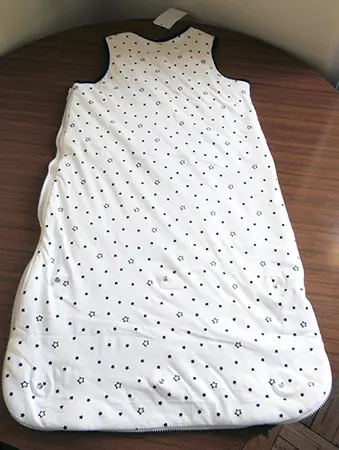 Foto aus der offiziellen Meldung: Prénatal Child sleeping bag for use in a crib Kinderschlafsack — Risiko: Einklemmen & Ersticken durch Sauerstoffmangel