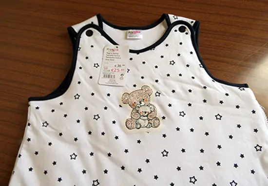 Foto aus der offiziellen Meldung: Prénatal Child sleeping bag for use in a crib Kinderschlafsack — Risiko: Einklemmen & Ersticken durch Sauerstoffmangel