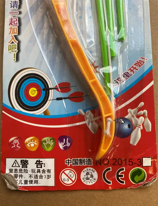 Foto do aviso oficial: Arco de brinquedo e flechas — risco: Engasgamento
