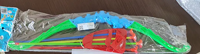 Foto aus der offiziellen Meldung: 21 Inch Outdoor Shooting Toys For Children Simulat Spielzeugbogen und Pfeile — Risiko: Chemikalie & Ersticken durch Sauerstoffmangel