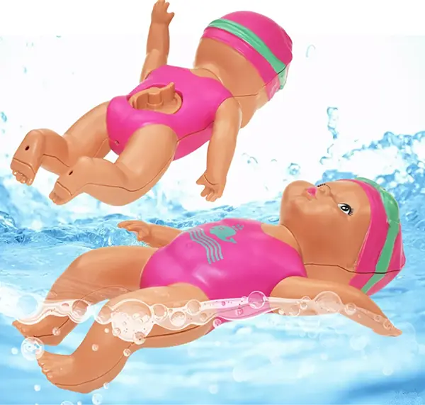 Foto aus der offiziellen Meldung: Swimming Baby Plastikpuppe — Risiko: Ersticken