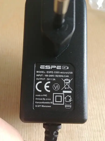 Foto uit de officiële melding: ESPE ESPE-1505-microUSB USB-oplader — risico: Elektrische schok