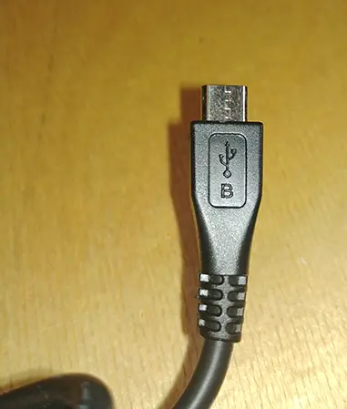 Foto uit de officiële melding: ESPE ESPE-1505-microUSB USB-oplader — risico: Elektrische schok