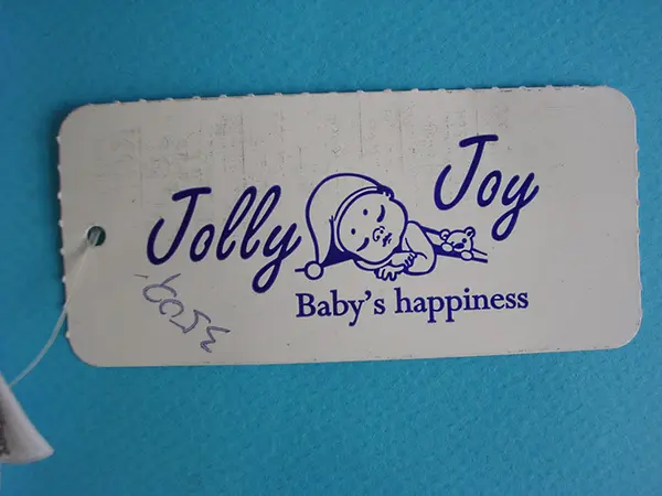 Foto aus der offiziellen Meldung: Jolly Joy Anzug für Babys — Risiko: Ersticken