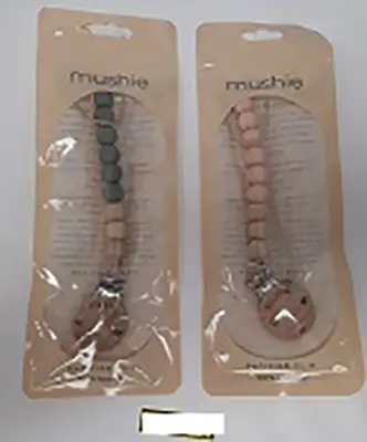 Foto do aviso oficial: Mushie Clip Cleo Blush and Cleo Dried Thyme Suporte de chupeta — risco: Engasgamento