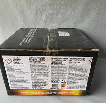 Foto aus der offiziellen Meldung: Fyrværkerieksperten a/s The Kraken - 100 shot compound Feuerwerk — Risiko: Verbrennungen & Gehörschaden