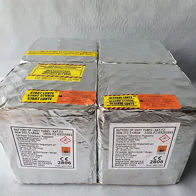 Foto aus der offiziellen Meldung: Fyrværkerieksperten a/s The Kraken - 100 shot compound Feuerwerk — Risiko: Verbrennungen & Gehörschaden