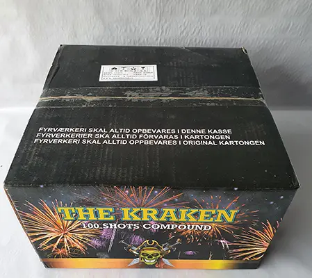 Foto aus der offiziellen Meldung: Fyrværkerieksperten a/s The Kraken - 100 shot compound Feuerwerk — Risiko: Verbrennungen & Gehörschaden