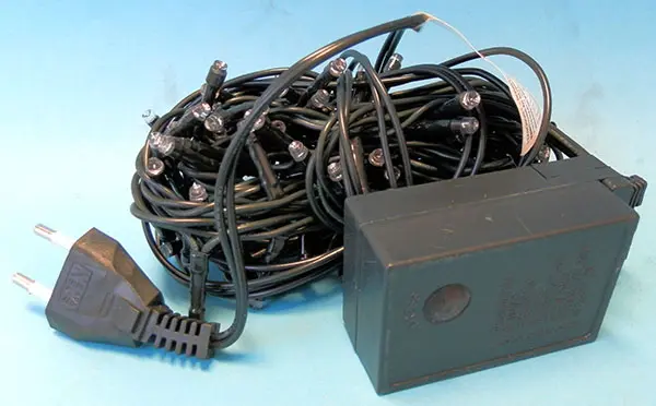 Photo from the official notice: IDEA IDEA’S CHRISTMAS 100 LED  MINILUCCIOLE lighting chain — electric shock risk (A12/00378/22)
