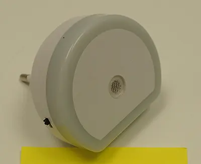 Foto aus der offiziellen Meldung: LED night-lamp with day-night sensor LED-Nachtlampe — Risiko: Elektrischer Schlag