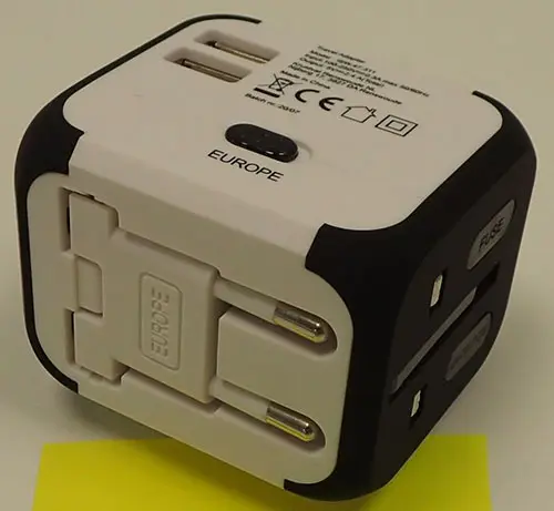 Foto aus der offiziellen Meldung: Kruidvat Wereldstekker / Prise de voyage globale USB-Ladegerät — Risiko: Elektrischer Schlag
