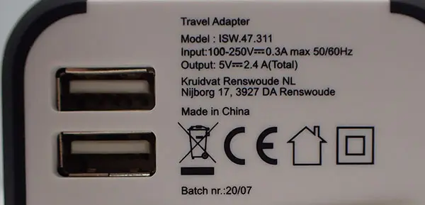 Foto aus der offiziellen Meldung: Kruidvat Wereldstekker / Prise de voyage globale USB-Ladegerät — Risiko: Elektrischer Schlag