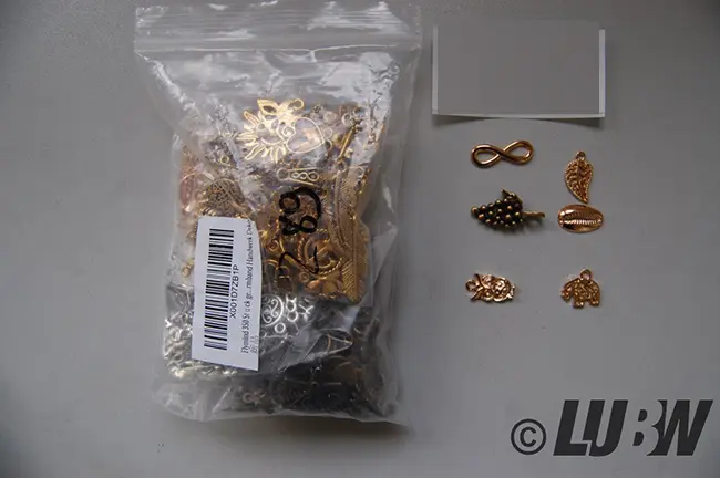 Foto uit de officiële melding: Flymind 350 Stück gemischte Charms-Anhänger Hangers set — risico: Chemische risico's
