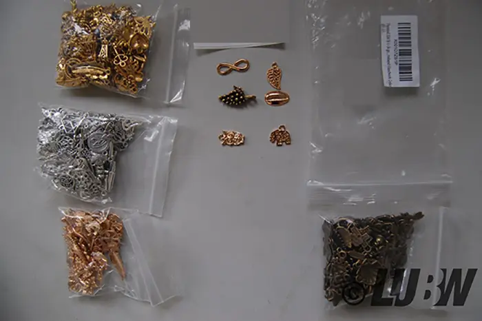 Foto uit de officiële melding: Flymind 350 Stück gemischte Charms-Anhänger Hangers set — risico: Chemische risico's