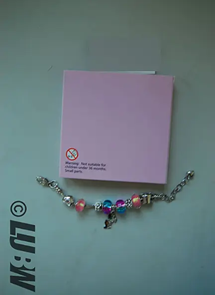 Foto aus der offiziellen Meldung: Hicarer, The Magical Unicorn Glitzerndes Einhorn-Armband-Halsketten-Set mit glitzernden Kristallen, mit Grußka — Risiko: Chemikalie