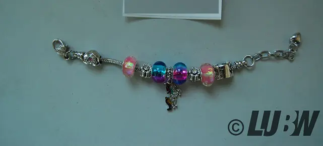 Foto aus der offiziellen Meldung: Hicarer, The Magical Unicorn Glitzerndes Einhorn-Armband-Halsketten-Set mit glitzernden Kristallen, mit Grußka — Risiko: Chemikalie