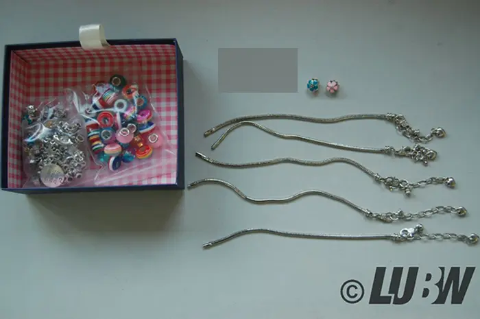 Foto aus der offiziellen Meldung: Aojoun 89 Pcs Geschenke für Mädchen - Schmuck Selber Machen Set, Charm Armband Making DIY Kit Bastel Set von A — Risiko: Chemikalie