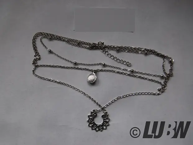 Photo de l’avis officiel: Ushiny Ushiny Boho Layered Flower Choker Halskette Vintage Strass Halsketten Anhänger Schmuck Kette Collier — risque: Risque chimique