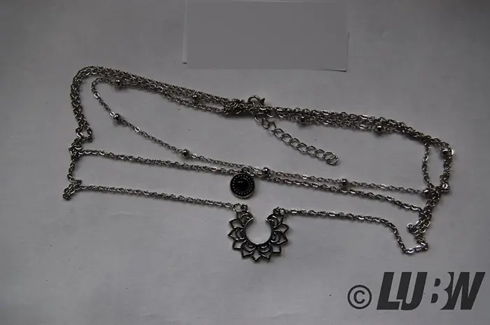 Photo de l’avis officiel: Ushiny Ushiny Boho Layered Flower Choker Halskette Vintage Strass Halsketten Anhänger Schmuck Kette Collier — risque: Risque chimique