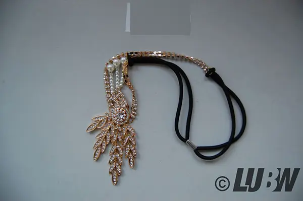 Foto uit de officiële melding: KQueenStar KQueenStar 1920s Damen Gatsby Kostüm Accessories Set Halskette Handschuhe Zigarettenhalter 20er Jah — risico: Chemische risico's