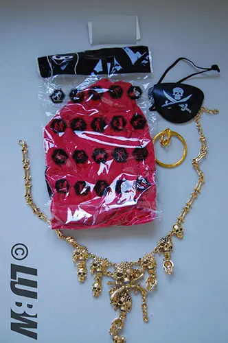 Foto del aviso oficial: Beelittle Beelittle 4 Stück Captain Pirate Kostüm Zubehör Set DOO Rag Skull Cap Piratenauge Patch Gold Ohrring — riesgo: Riesgos químicos