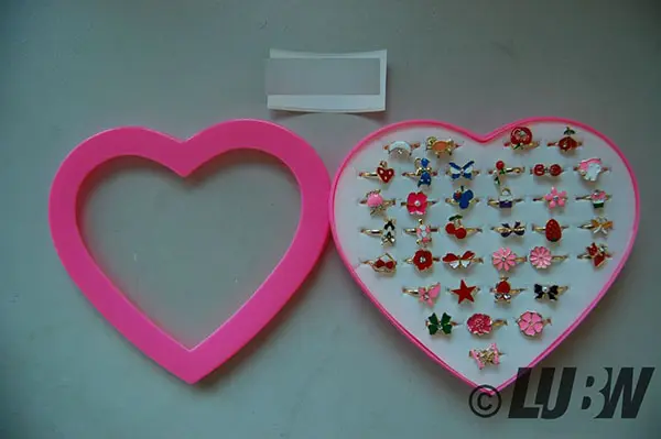 Photo from the official notice: Ouinne Ouinne 36 Stück Kinderringe Mädchen, Einstellbare Ringe funkeln mit Herzform Vitrine für Kinder Spie ch — chemical risk