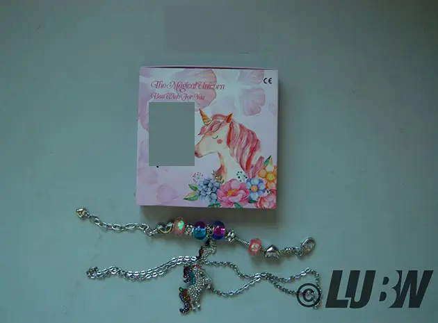 Foto do aviso oficial: Sumind Einhorn Glänzend Kristall Buntes Charm Armband Strass Armreif mit Einhorn Geschenkbox Karten Set Pulsei — risco: Químico