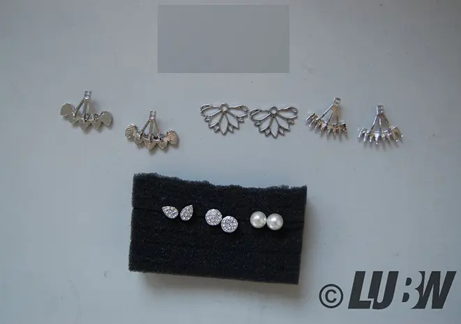 Foto do aviso oficial: Juland Juland 4 Paare Hohle Lotusblume Ohrringe Zurück Manschetten Jacke Ohrringe Crystal Simple Chic Conjunto — risco: Químico