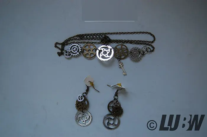 Photo from the official notice: PPX PPX 3 Stück Halskette und Ohrschmuck Retro Steampunk Uhrenteile Borduhrgänge Rädchen Ohrringe Antike neckl — chemical risk