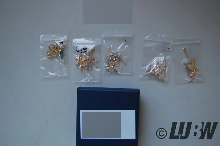 Foto del aviso oficial: Tasnunisa Ohrstecker-Set für Damen, Mädchen, hohle Lotusblüte, Ohrringe, Jacken, Kristall, schlichte Ohrringe  — riesgo: Riesgos químicos