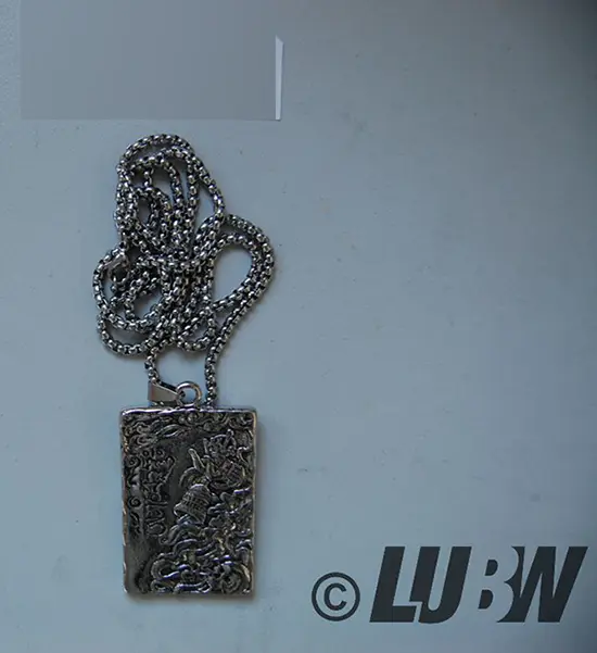Foto aus der offiziellen Meldung: PikaLF Buddha Halskette für Männer, Punk Rock Warrior Hundemarke Anhänger Halskette mit 25,6" Kette Halskette  — Risiko: Chemikalie