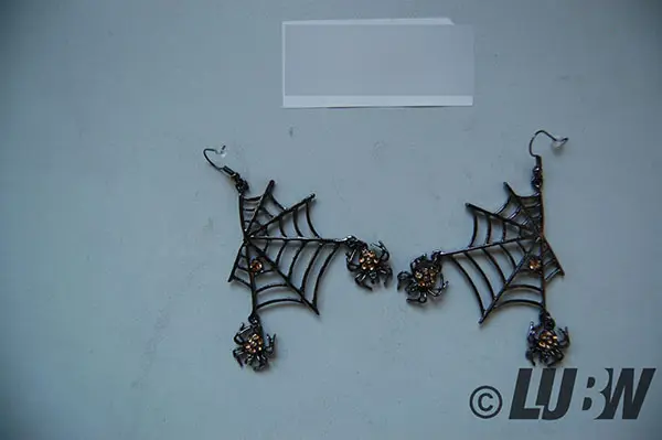 Photo de l’avis officiel: EVER FAITH Halloween Schmuck Damen Kristall Lebendige Spinne Spinnennetz Tier Haken Ohrringe Klar Silber-Ton B — risque: Risque chimique