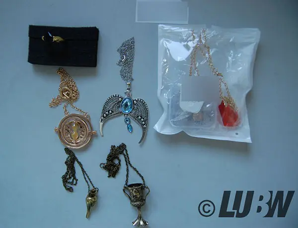 Photo from the official notice: PPX PPX 9 Stücke Zeitumkehrer Heiligtümer des Todes Goldenen Schnatz Halskette Zauberstein Anhänger necklace w — chemical risk