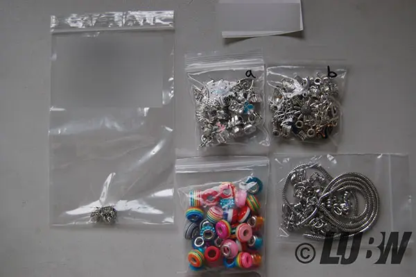 Foto aus der offiziellen Meldung: TOUVE Geschenke für Mädchen 4-16 Jahre - TOUVE 89 pcs Charm Armband Kit, Armbänder Selber Mädchen Set, DIY Arm — Risiko: Chemikalie