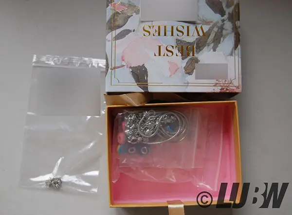 Foto aus der offiziellen Meldung: TOUVE Geschenke für Mädchen 4-16 Jahre - TOUVE 89 pcs Charm Armband Kit, Armbänder Selber Mädchen Set, DIY Arm — Risiko: Chemikalie