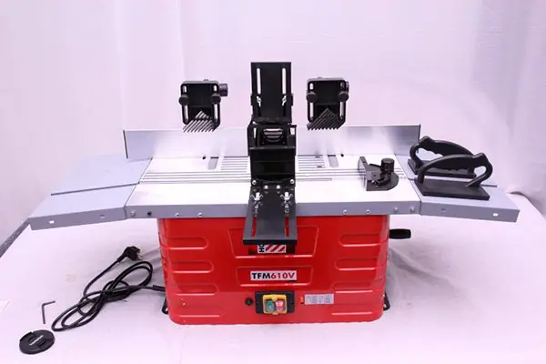 Foto dell’avviso ufficiale: Holzmann Single spindle vertical moulder Pöytäjyrsin Router da tavolo in legno — rischio: Scossa elettrica