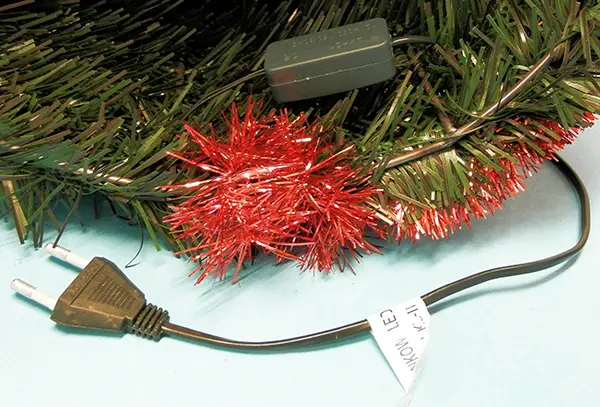 Foto do aviso oficial: LAMPKI CHOINKOWE LED Árvore de Natal com corrente de iluminação — risco: Queimaduras & Choque elétrico