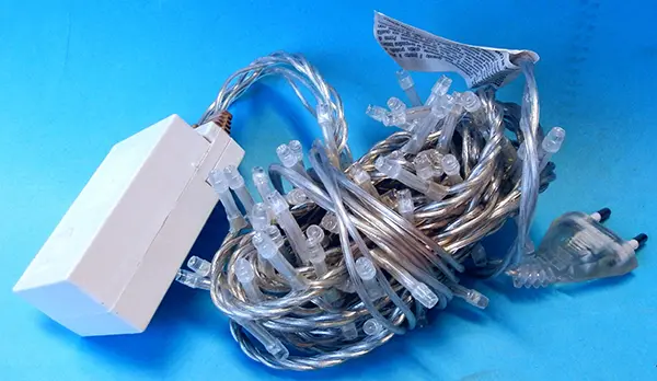 Foto uit de officiële melding: IDEA IDEA’S CHRISTMAS 100 LED  MINILUCCIOLE Verlichtingsketting — risico: Elektrische schok (A12/00585/22)