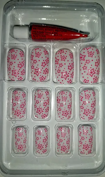Photo from the official notice: Guda Beauty Nail Kit false nails — chemical risk (A12/00640/22)