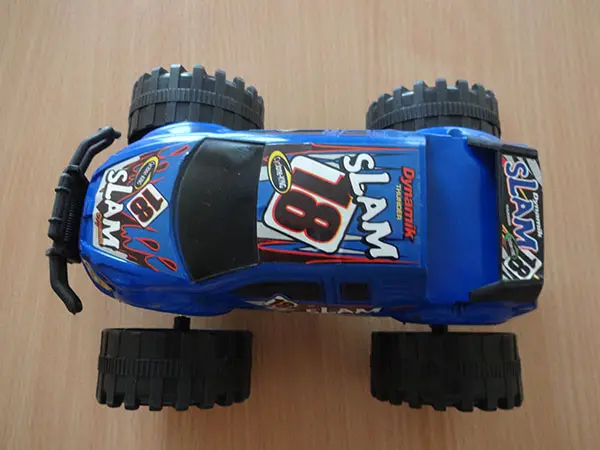 Foto do aviso oficial: Toys Dynamic Thunder Slam 18 Carro de brinquedo — risco: Engasgamento