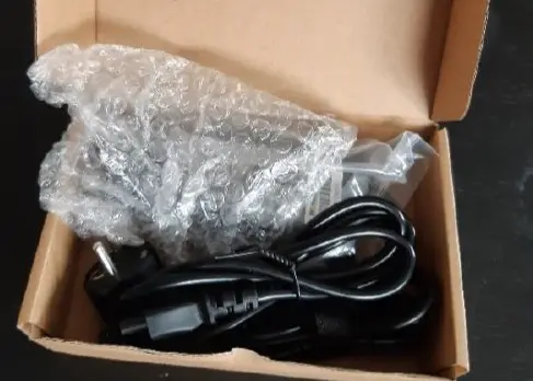 Foto aus der offiziellen Meldung: Mobile Energy TECRA notebook replacement AC Adapter Netzadapter — Risiko: Elektrischer Schlag