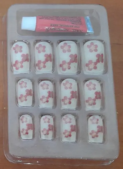 Foto uit de officiële melding: Xucai Beauty Pre-glued nails Valse nagels — risico: Chemische risico's