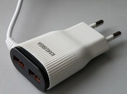 Photo de l’avis officiel: KAKUSIGA CHARGER Chargeur USB — risque: Choc électrique