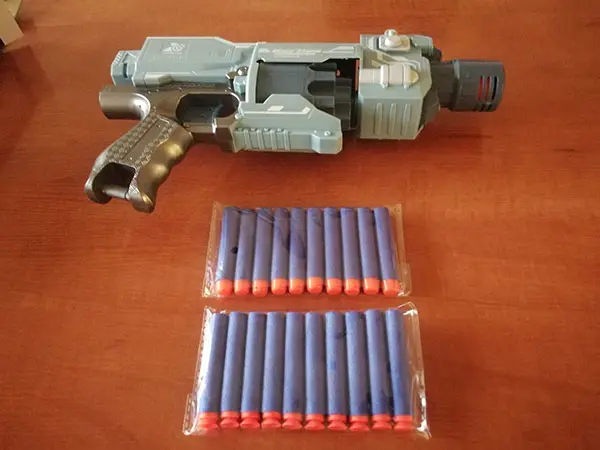 Foto uit de officiële melding: BLAZE STORM Speelgoed pistool set — risico: Aantasting van het gezichtsvermogen