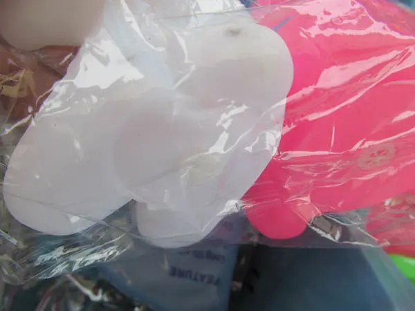 Foto aus der offiziellen Meldung: Quietsche-Bären Plastikspielzeug — Risiko: Ersticken