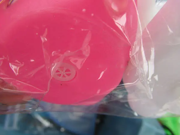 Foto aus der offiziellen Meldung: Quietsche-Bären Plastikspielzeug — Risiko: Ersticken