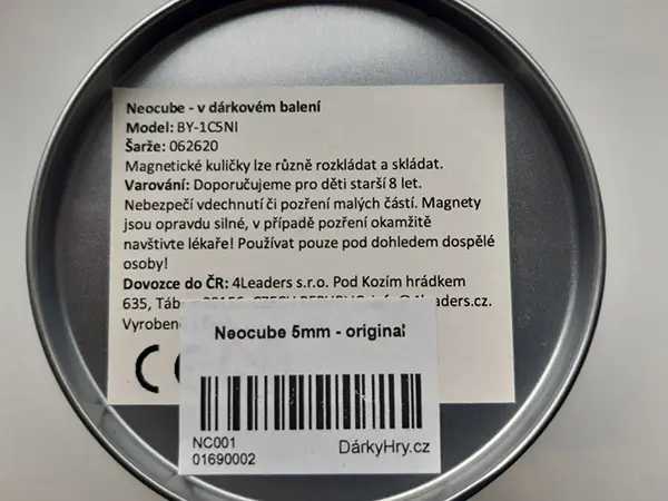 Foto aus der offiziellen Meldung: Neocube 5 mm - original / Neocube v dárkovém balení Magnetische Kugeln — Risiko: Ersticken & Verletzungen