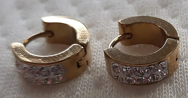 Zdjęcie z oficjalnego zgłoszenia: Groove earrings with rhinestones in the shape of a circle, gold Kolczyki — ryzyko: Chemiczne